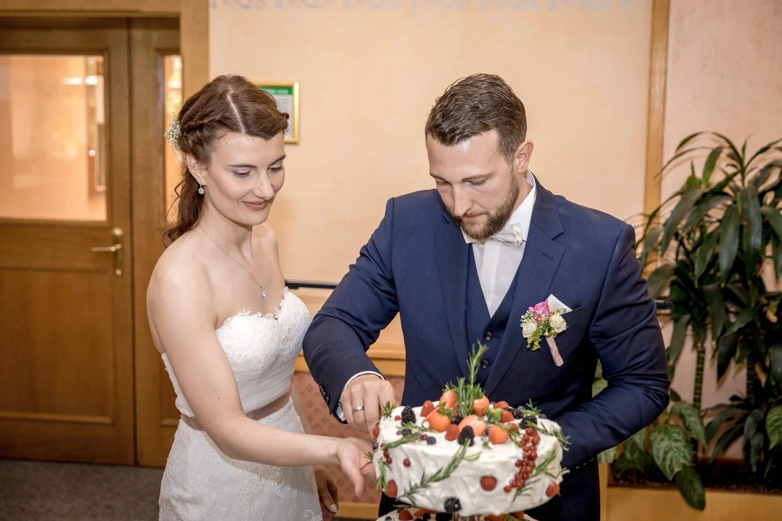 Gemeinsam wird die Hochzeitstorte angeschnitten – Hochzeit von Steffi und Alex in Gotha