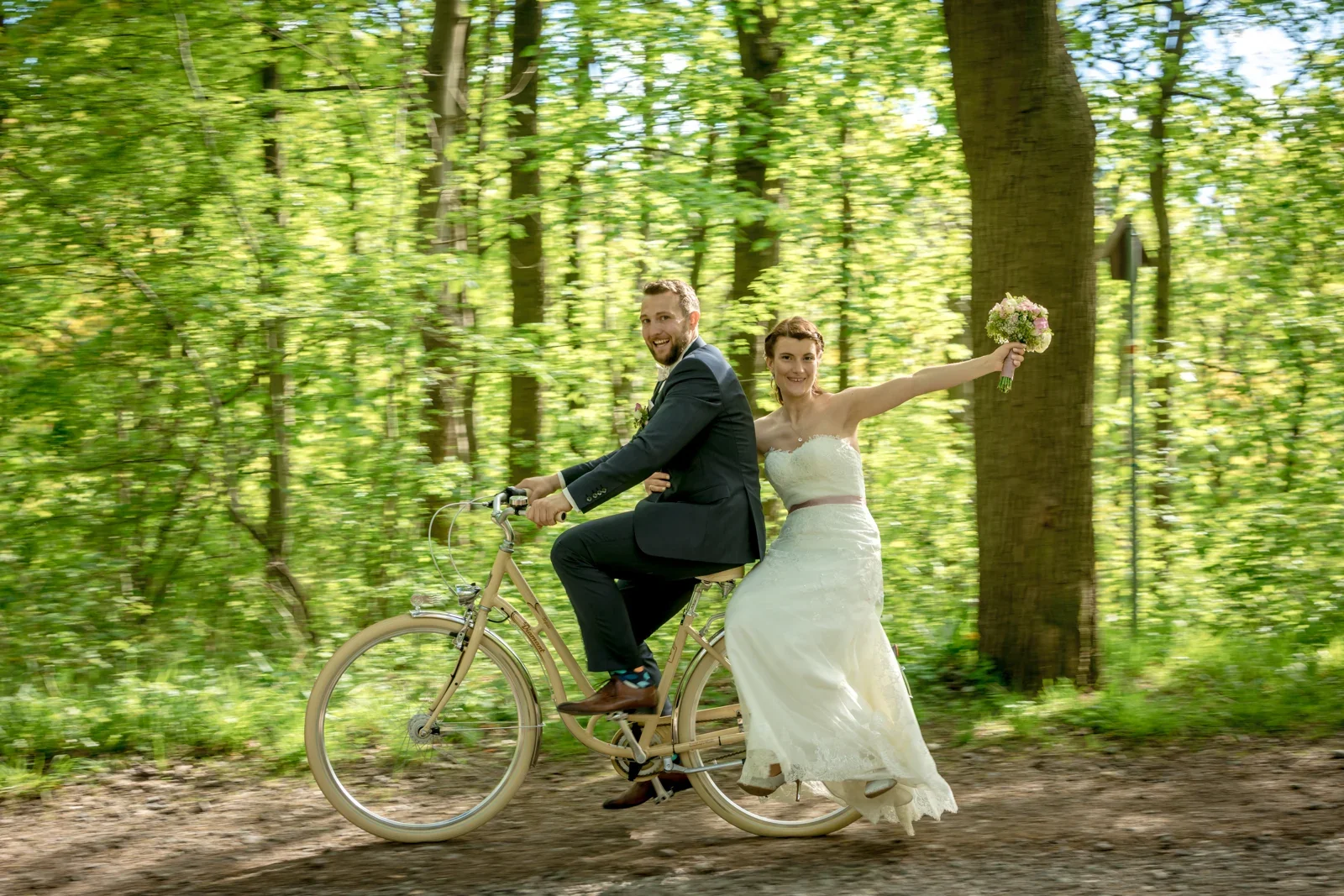 Mit dem Fahrrad beim Paarshooting – Hochzeit von Steffi und Alex in Gotha