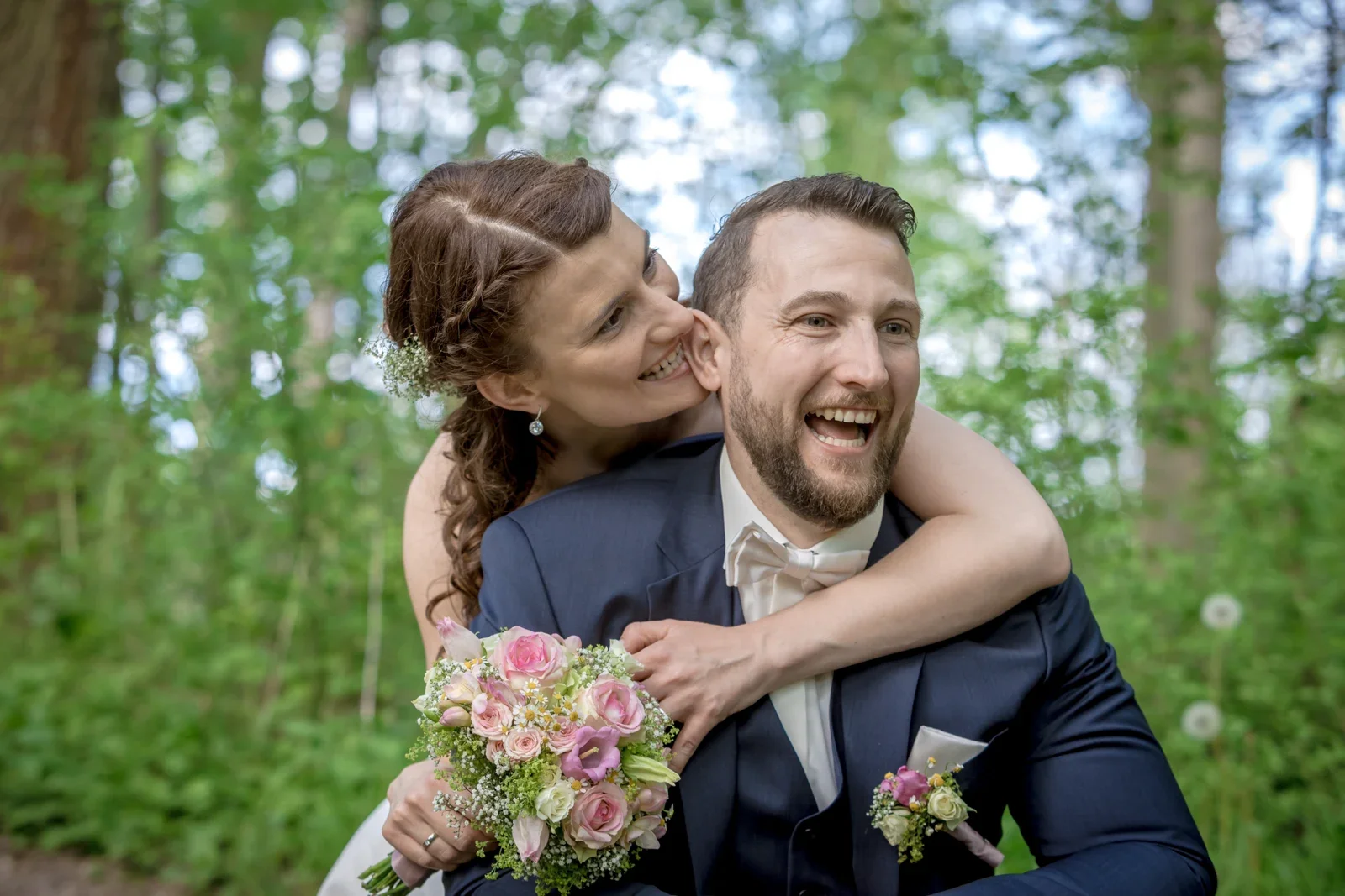 Steffi und Alex lachen gemeinsam – Hochzeit von Steffi und Alex in Gotha