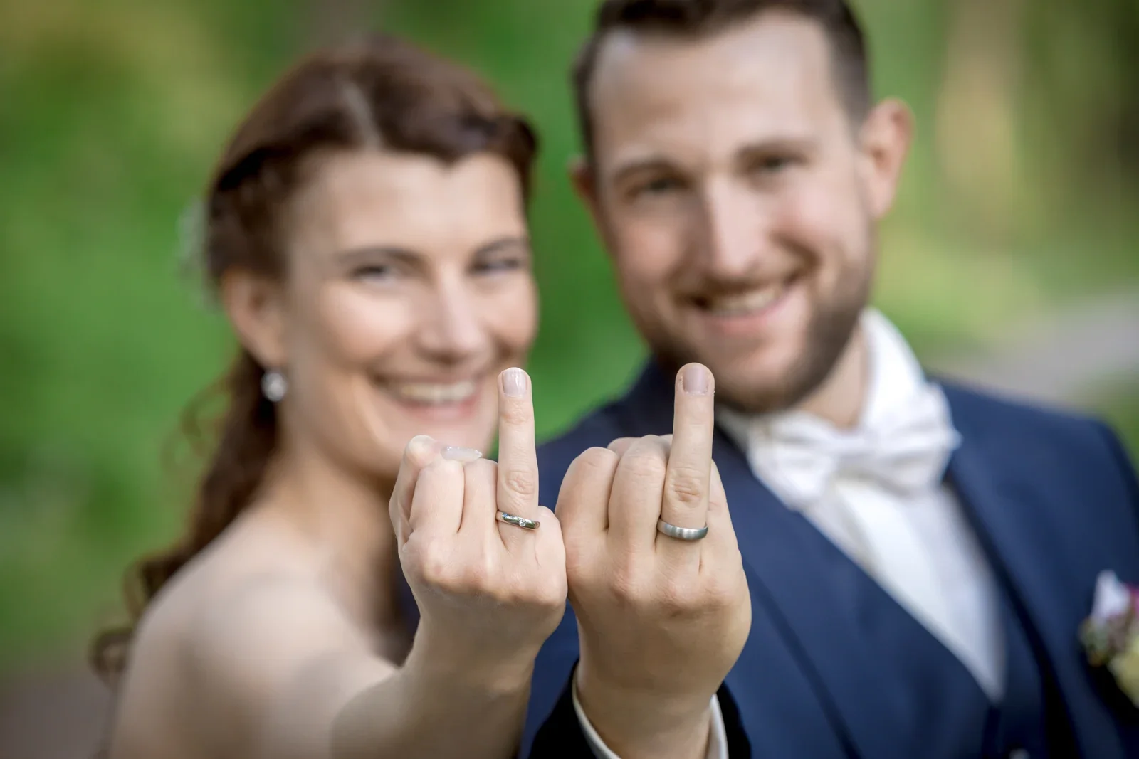 Das Brautpaar zeigt seine Eheringe – Hochzeit von Steffi und Alex in Gotha