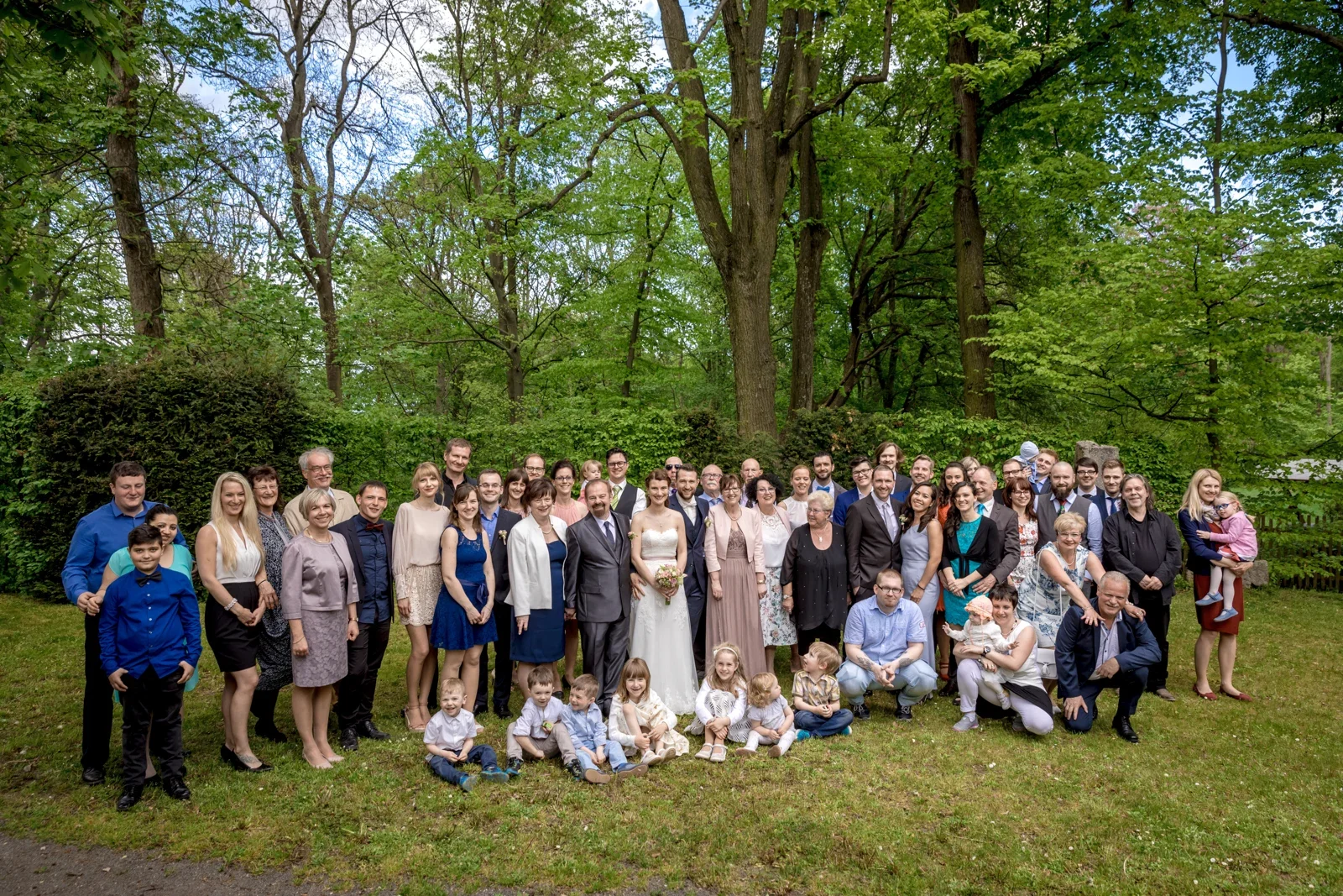 Die Hochzeitsgesellschaft im Grünen – Hochzeit von Steffi und Alex in Gotha