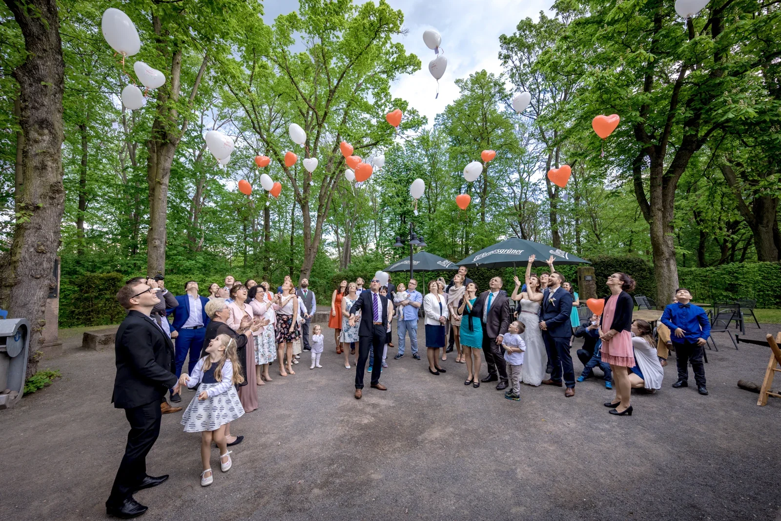 Die Hochzeitsgäste lassen Luftballons steigen – Hochzeit von Steffi und Alex in Gotha