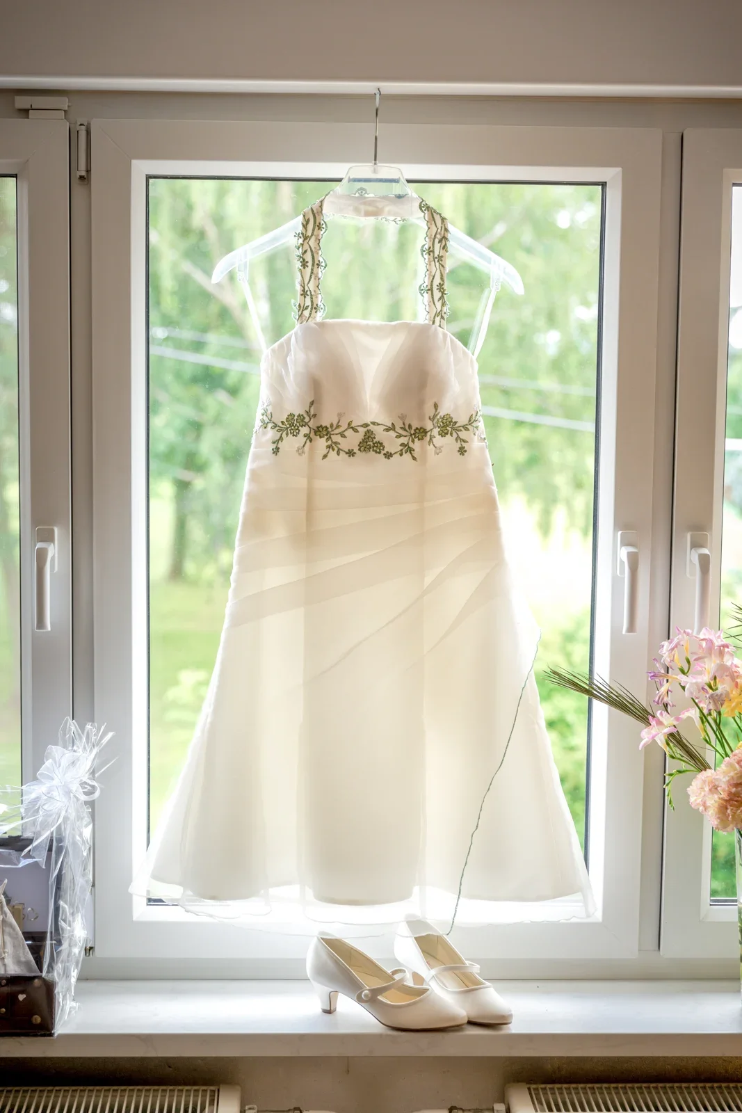 Das Brautkleid wartet am Fenster – Hochzeit von Robert und Christina in Großpaschleben