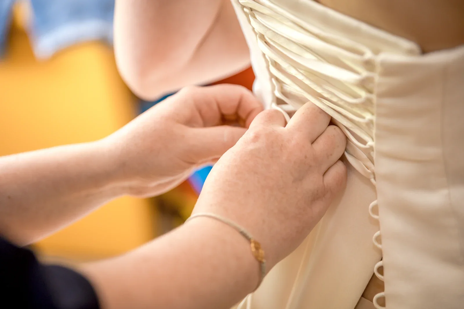 Die Schnürung am Brautkleid wird geschlossen – Hochzeit von Robert und Christina in Großpaschleben