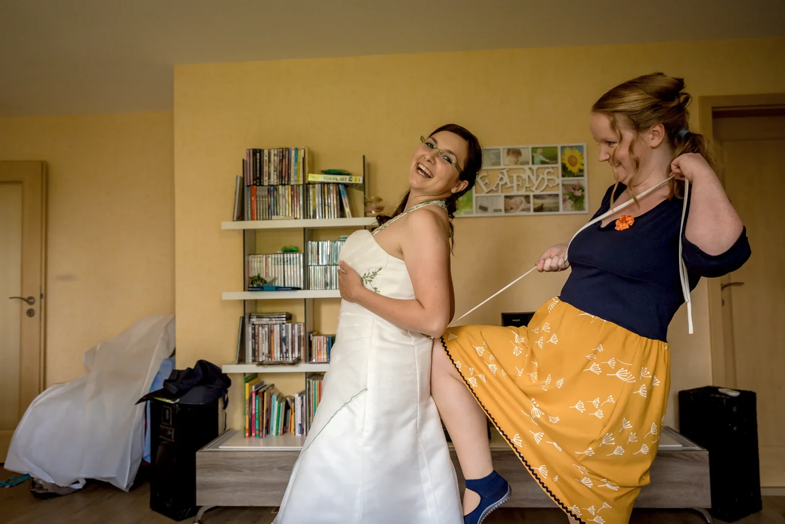 Die letzten Handgriffe mit einem Lachen – Hochzeit von Robert und Christina in Großpaschleben