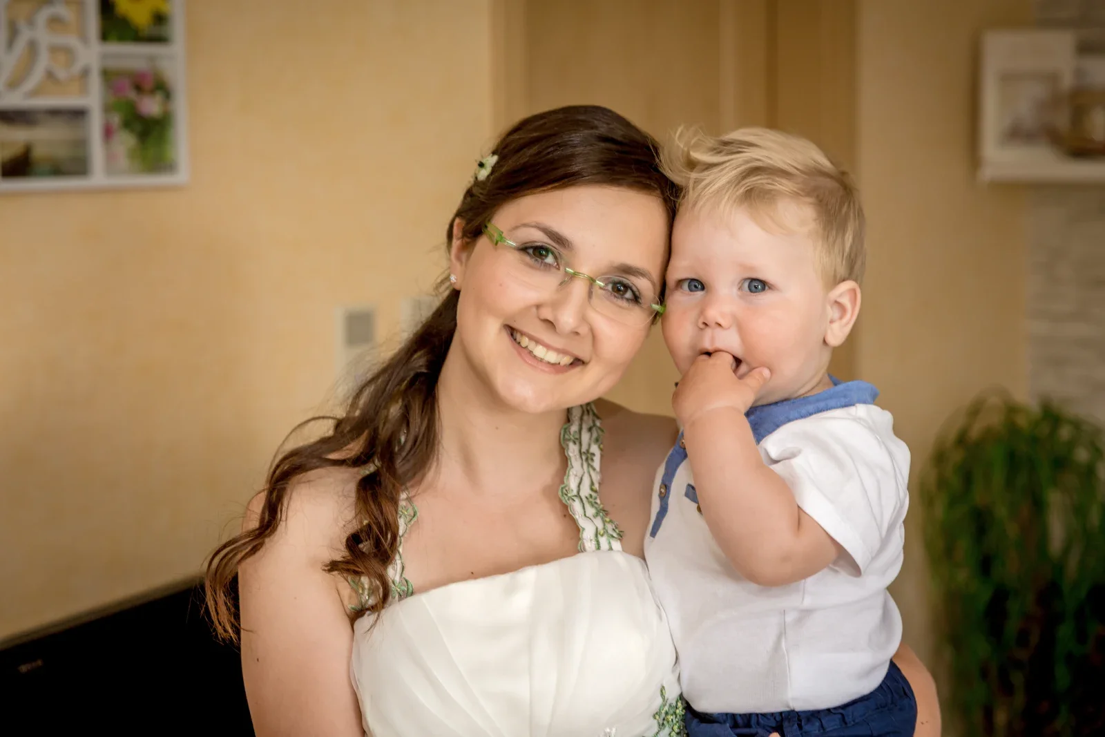 Christina mit einem kleinen Begleiter – Hochzeit von Robert und Christina in Großpaschleben