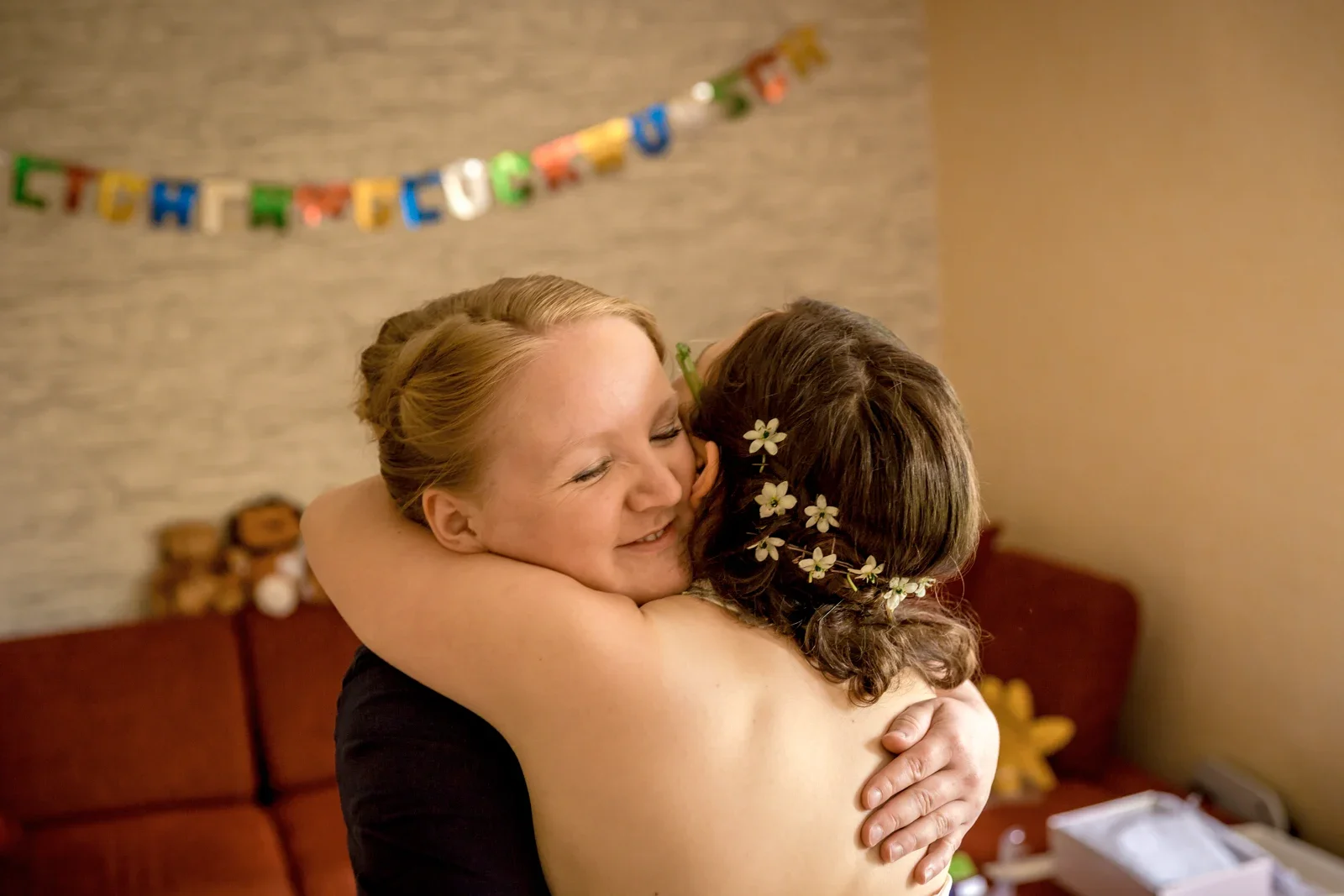 Eine Umarmung vor der Trauung – Hochzeit von Robert und Christina in Großpaschleben