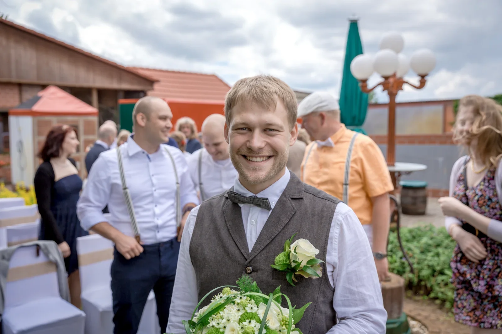 Robert begrüßt die Gäste am Hof – Hochzeit von Robert und Christina in Großpaschleben
