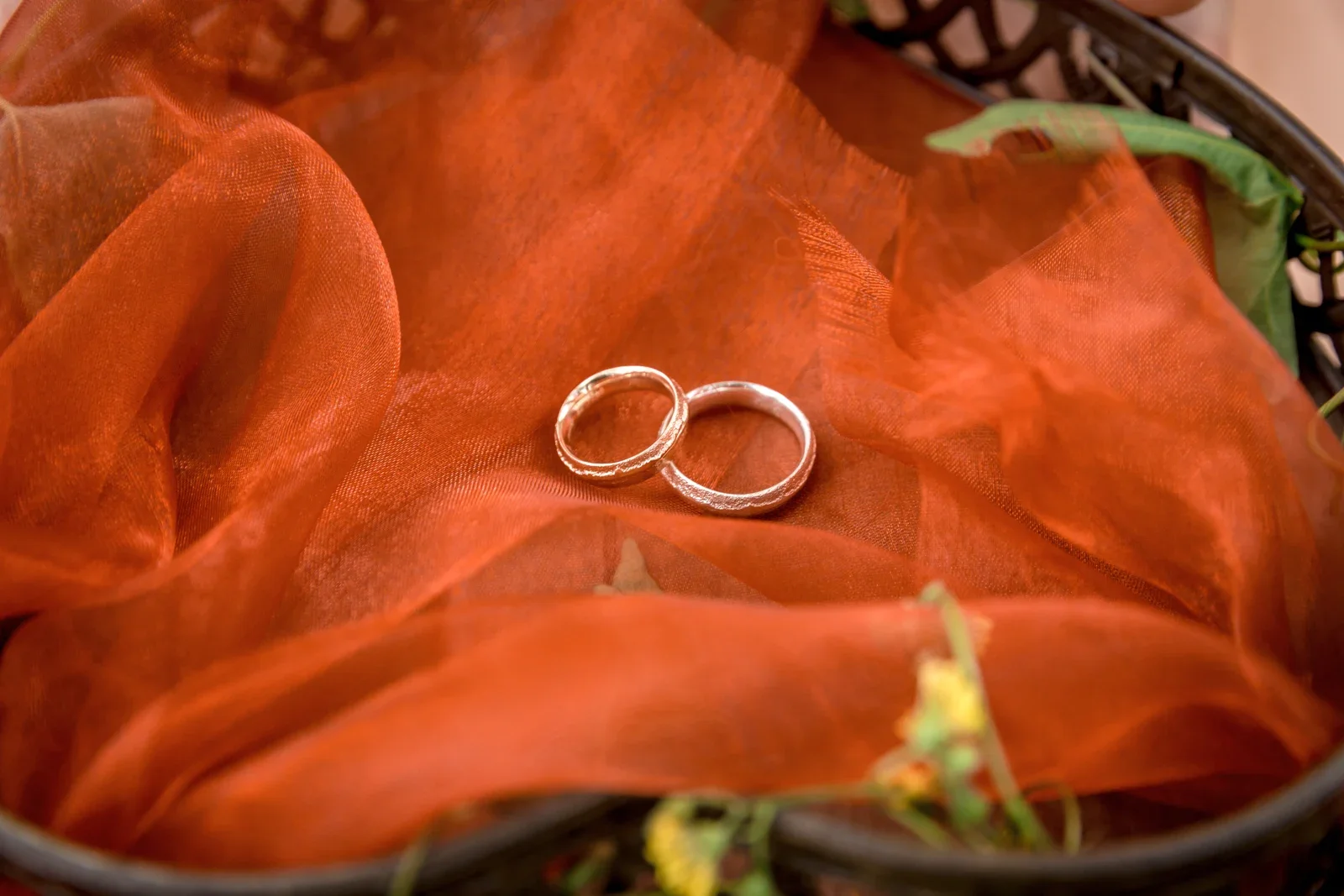 Die Eheringe liegen bereit – Hochzeit von Robert und Christina in Großpaschleben