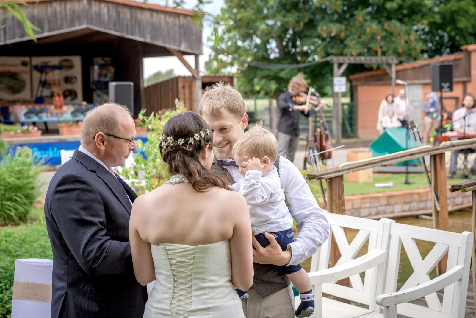 Ankunft zur freien Trauung am Wasser – Hochzeit von Robert und Christina in Großpaschleben