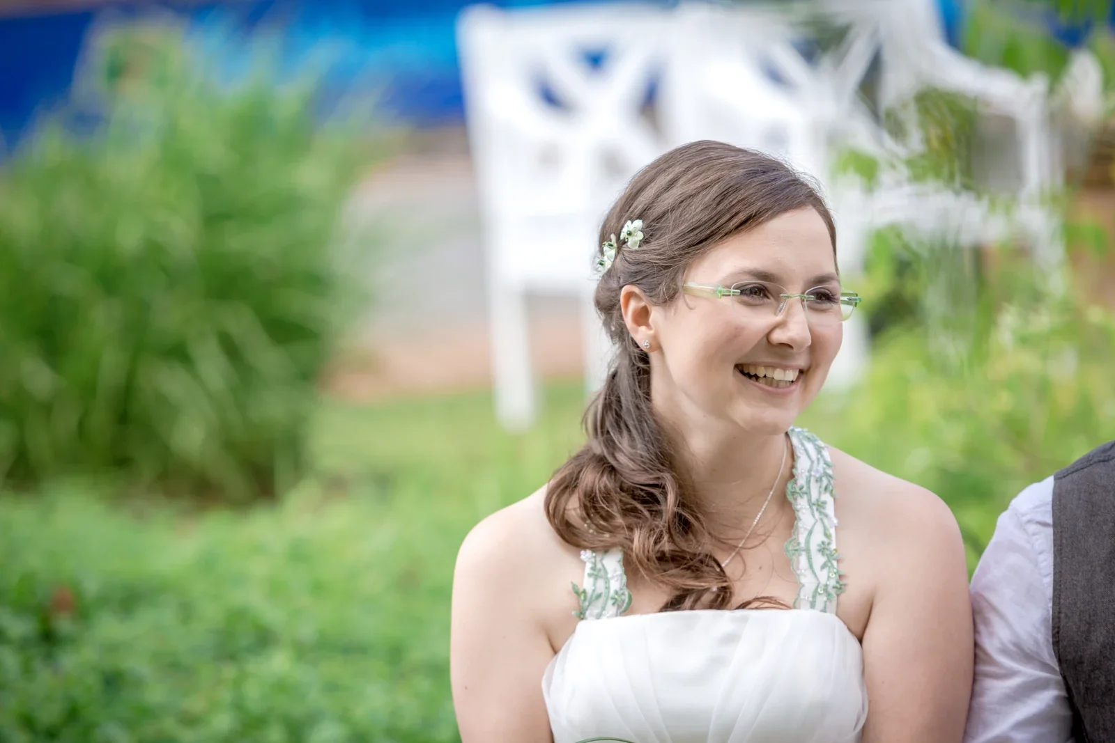 Christina lächelt während der Zeremonie – Hochzeit von Robert und Christina in Großpaschleben