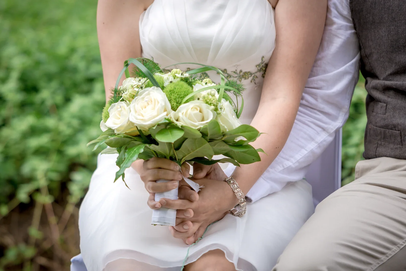 Christinas Brautstrauß in Weiß und Grün – Hochzeit von Robert und Christina in Großpaschleben