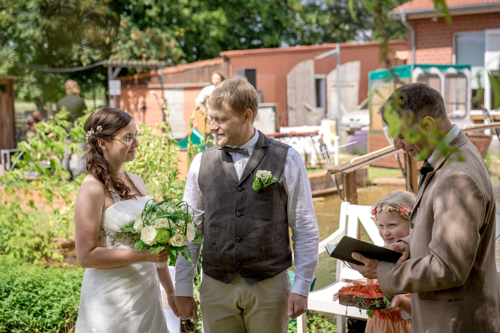 Robert und Christina beim Eheversprechen – Hochzeit von Robert und Christina in Großpaschleben