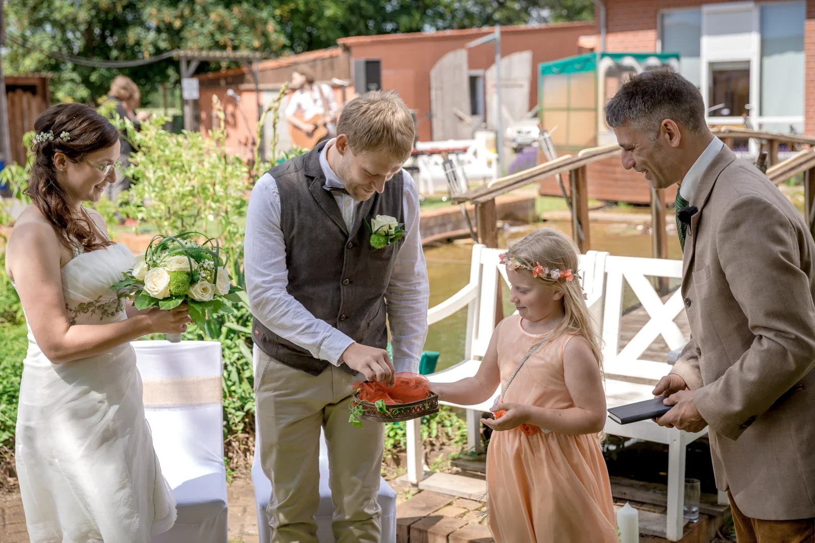 Die Ringe werden gereicht – Hochzeit von Robert und Christina in Großpaschleben
