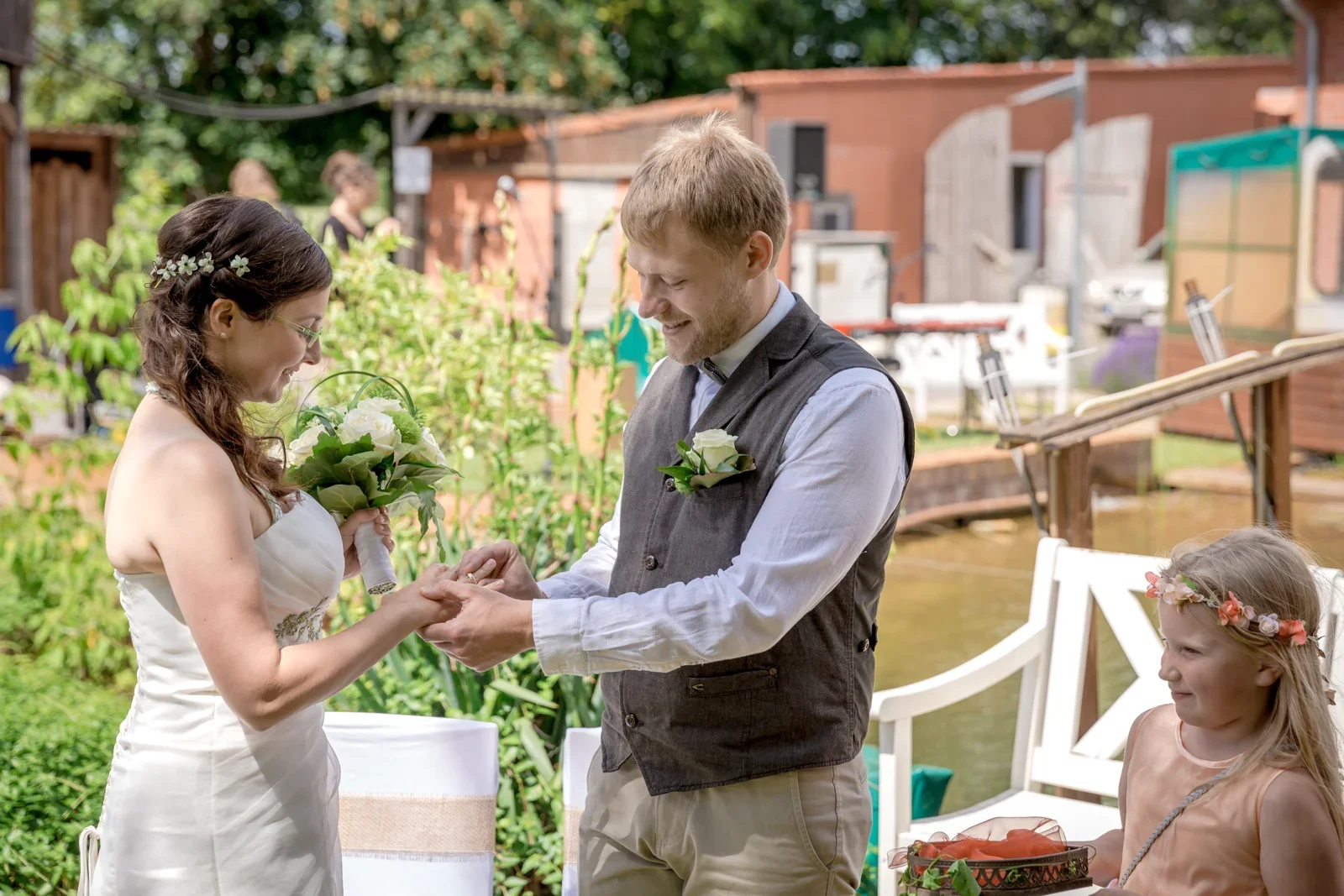 Robert steckt Christina den Ring an – Hochzeit von Robert und Christina in Großpaschleben