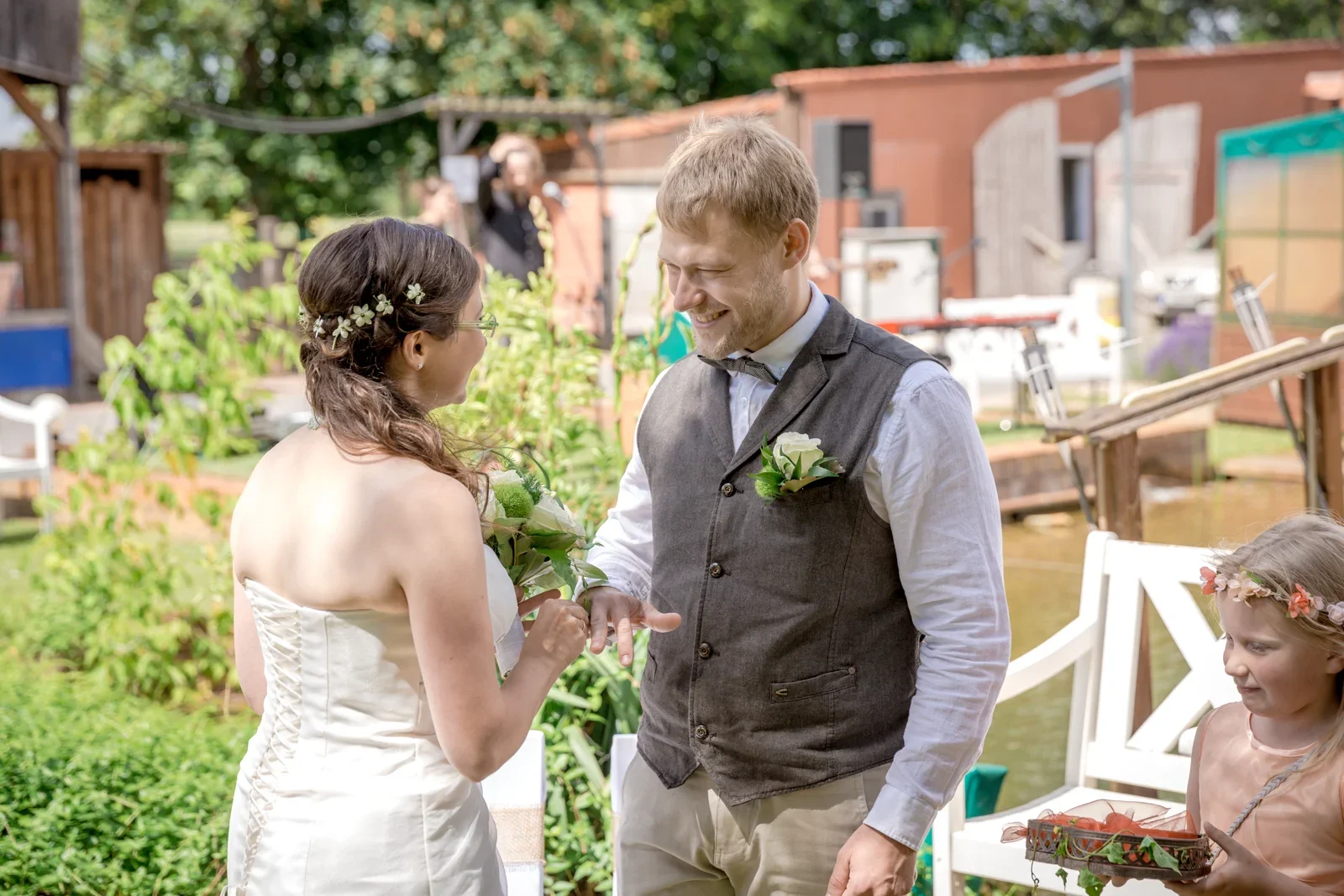 Christina steckt Robert den Ring an – Hochzeit von Robert und Christina in Großpaschleben