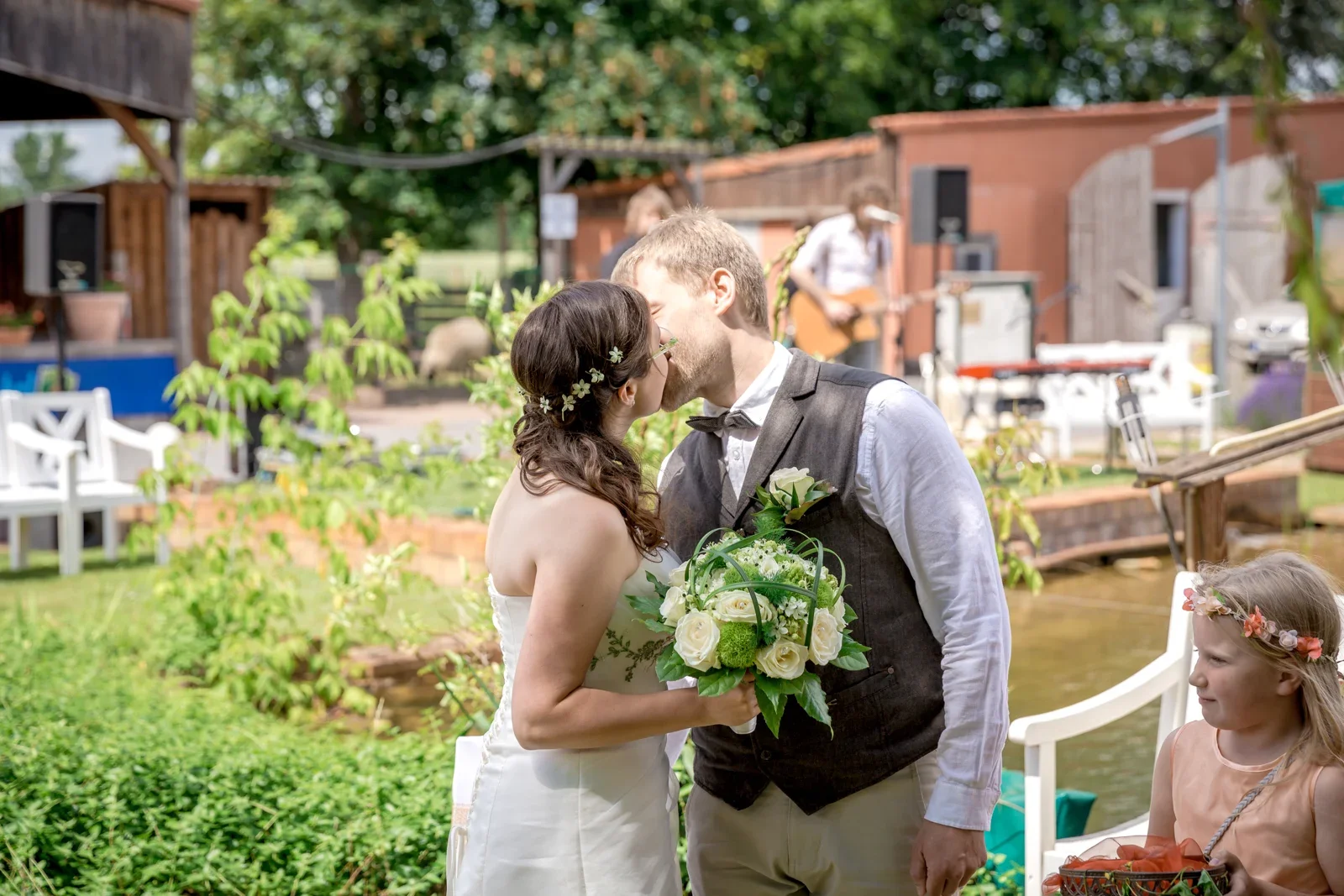 Ein Kuss nach dem Ja-Wort – Hochzeit von Robert und Christina in Großpaschleben