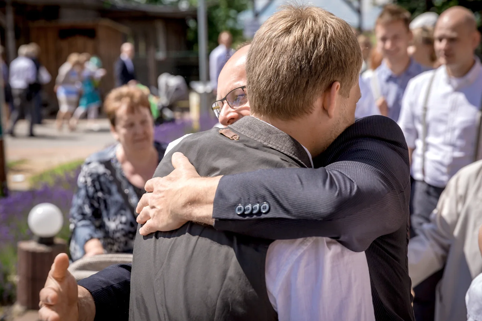 Eine herzliche Umarmung für Robert – Hochzeit von Robert und Christina in Großpaschleben