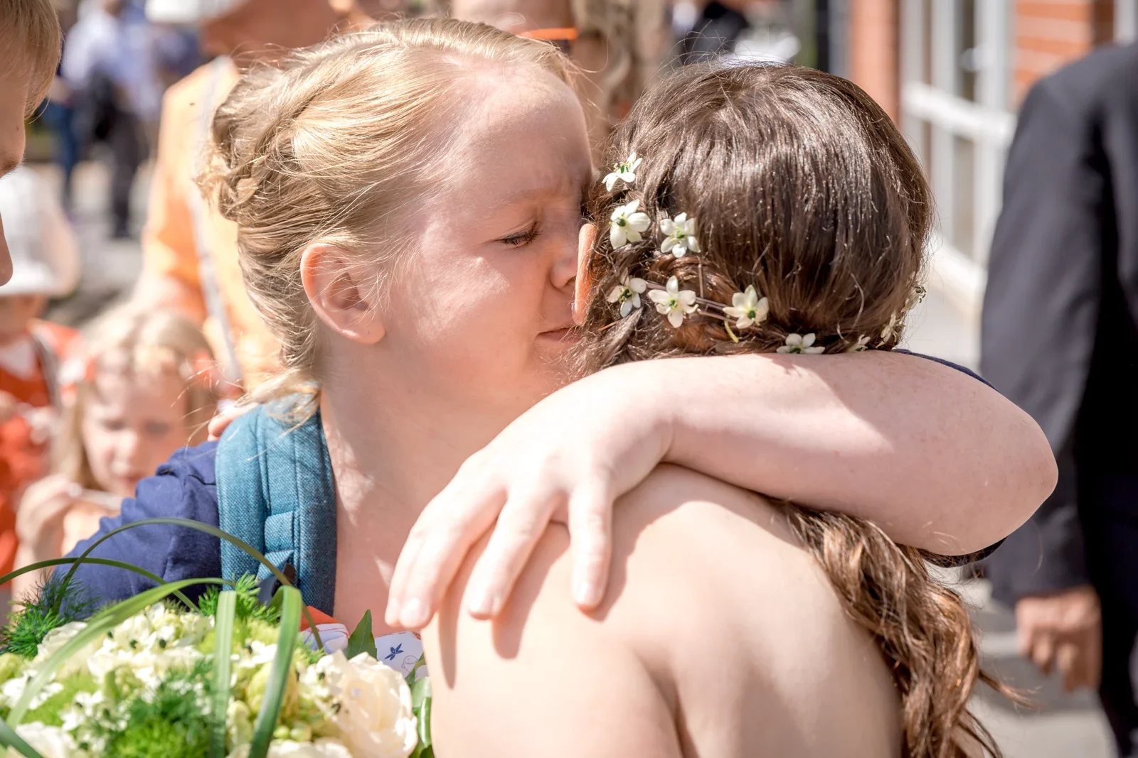 Glückwünsche und Umarmungen für Christina – Hochzeit von Robert und Christina in Großpaschleben