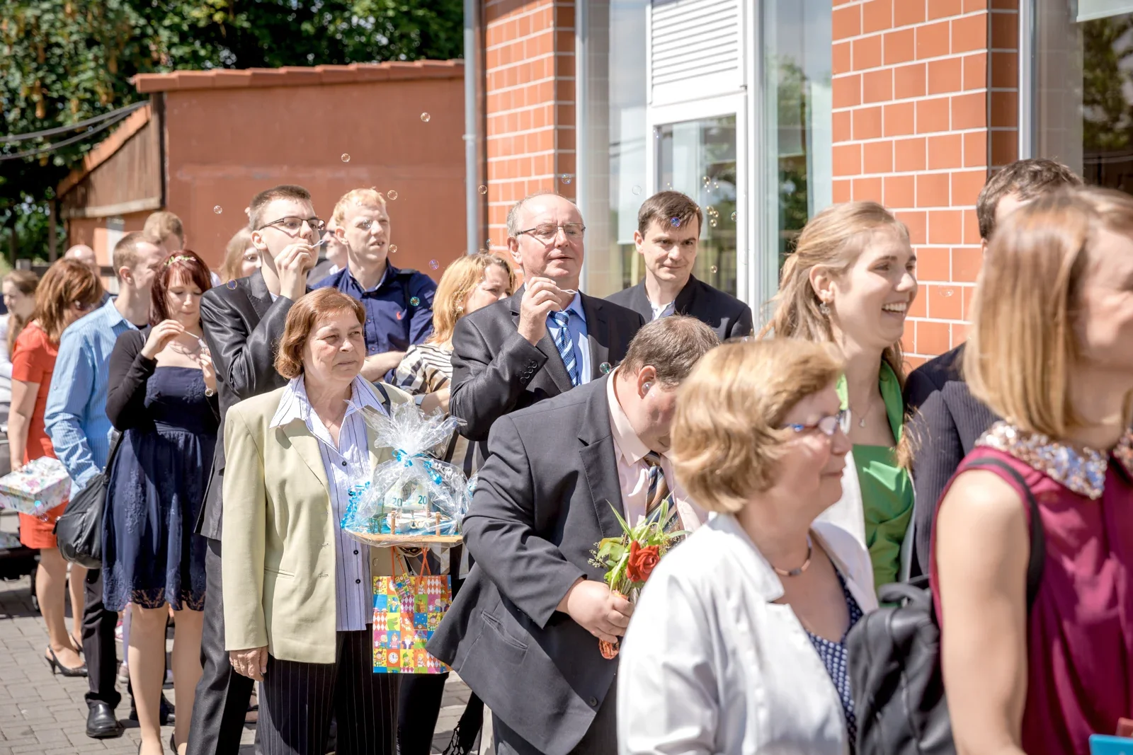 Die Hochzeitsgesellschaft gratuliert – Hochzeit von Robert und Christina in Großpaschleben