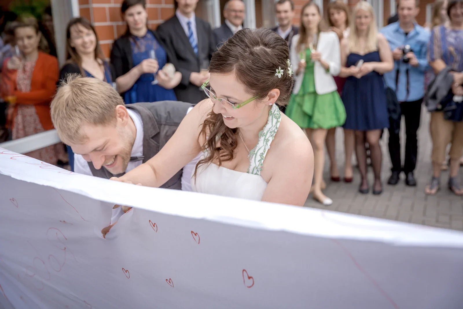Gemeinsam das Stoffherz ausschneiden – Hochzeit von Robert und Christina in Großpaschleben