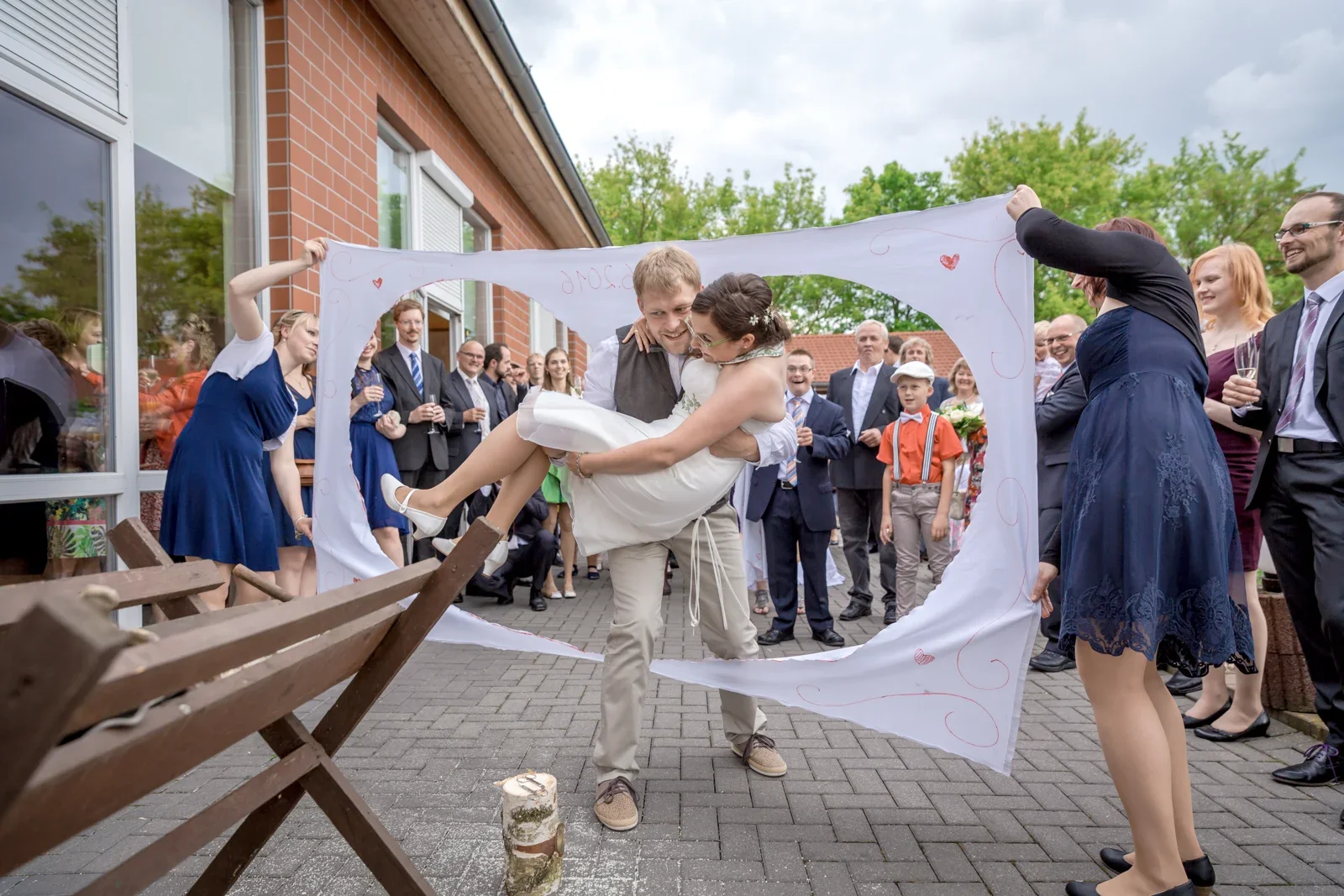 Robert trägt Christina durch das ausgeschnittene Herz – Hochzeit von Robert und Christina in Großpaschleben