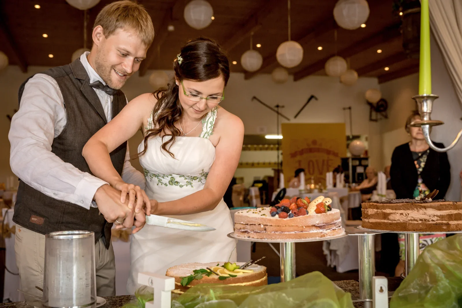 Robert und Christina schneiden die Torte an – Hochzeit von Robert und Christina in Großpaschleben