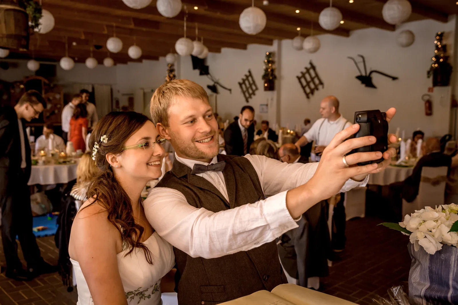 Ein gemeinsames Selfie bei der Feier – Hochzeit von Robert und Christina in Großpaschleben