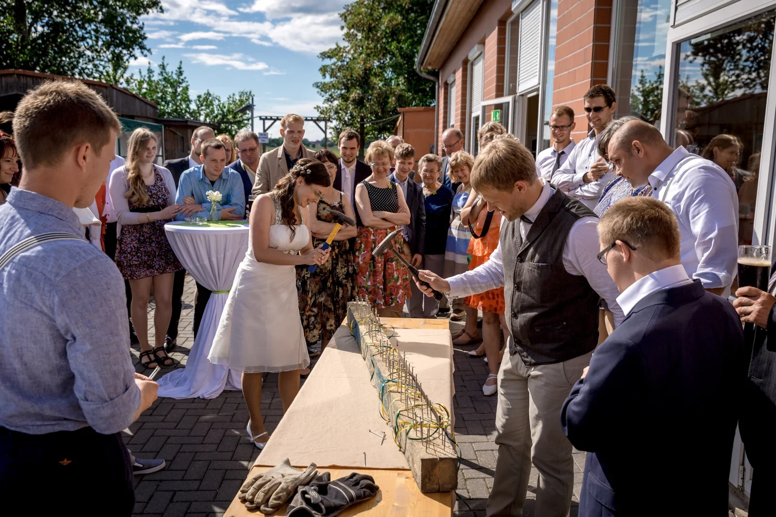 Ein Spiel im Kreis der Hochzeitsgesellschaft – Hochzeit von Robert und Christina in Großpaschleben