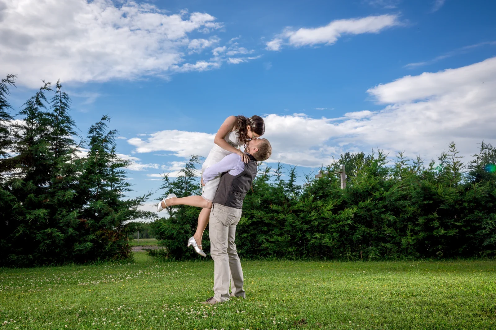 Robert hebt Christina beim Paarshooting hoch – Hochzeit von Robert und Christina in Großpaschleben