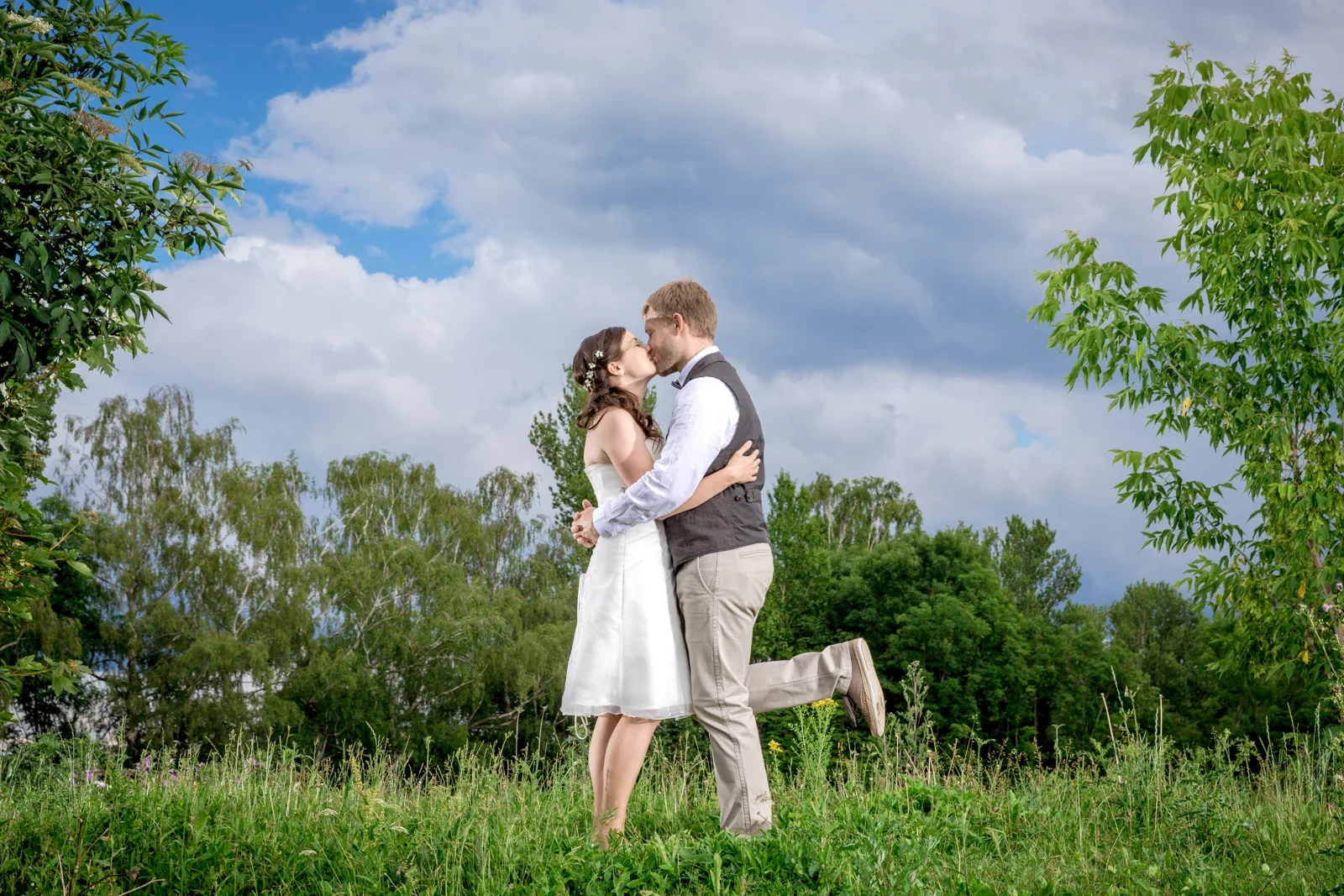 Ein Kuss im Grünen – Hochzeit von Robert und Christina in Großpaschleben
