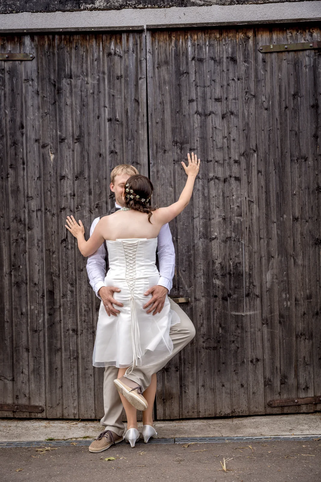 Christina vor dem alten Holztor – Hochzeit von Robert und Christina in Großpaschleben