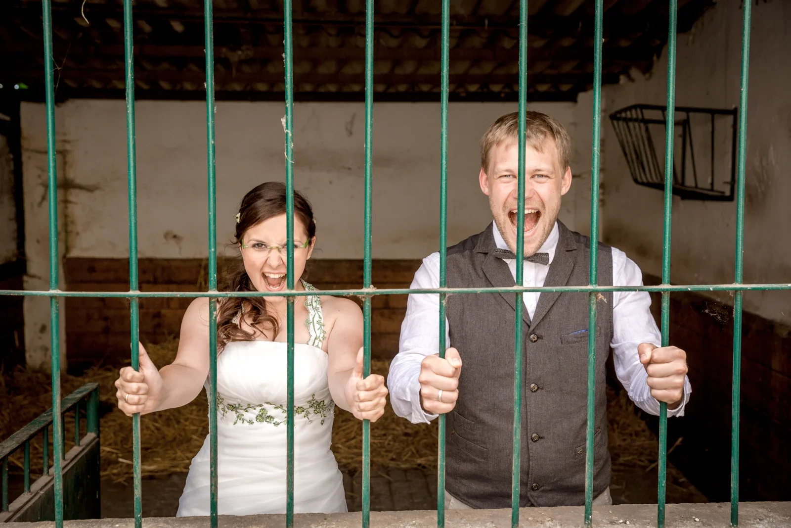 Zusammen hinter dem Gittertor – Hochzeit von Robert und Christina in Großpaschleben