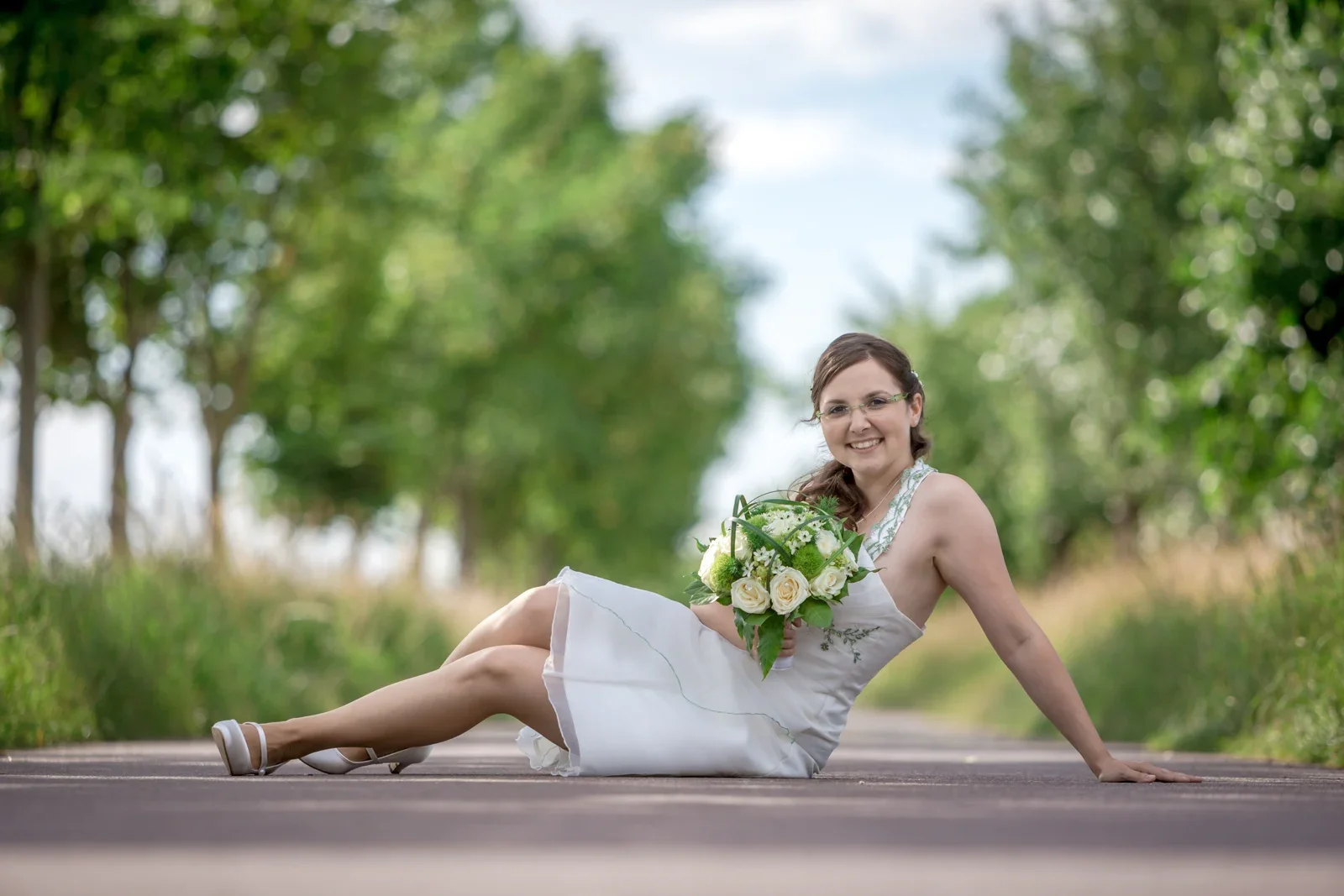 Christina auf dem Weg zwischen den Bäumen – Hochzeit von Robert und Christina in Großpaschleben