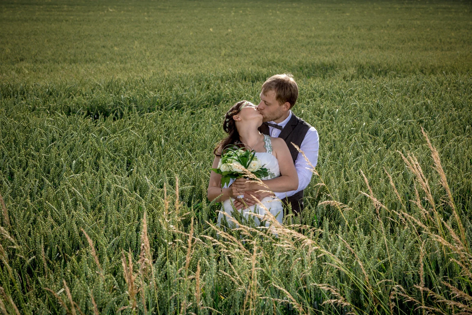 Ein Kuss im Getreidefeld – Hochzeit von Robert und Christina in Großpaschleben