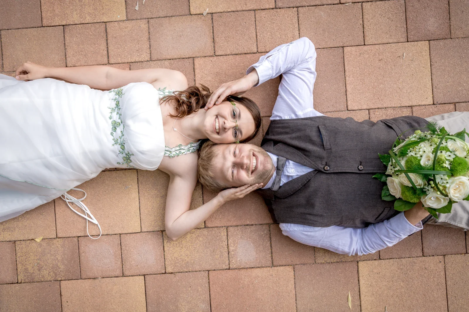 Kopf an Kopf auf dem Pflaster – Hochzeit von Robert und Christina in Großpaschleben