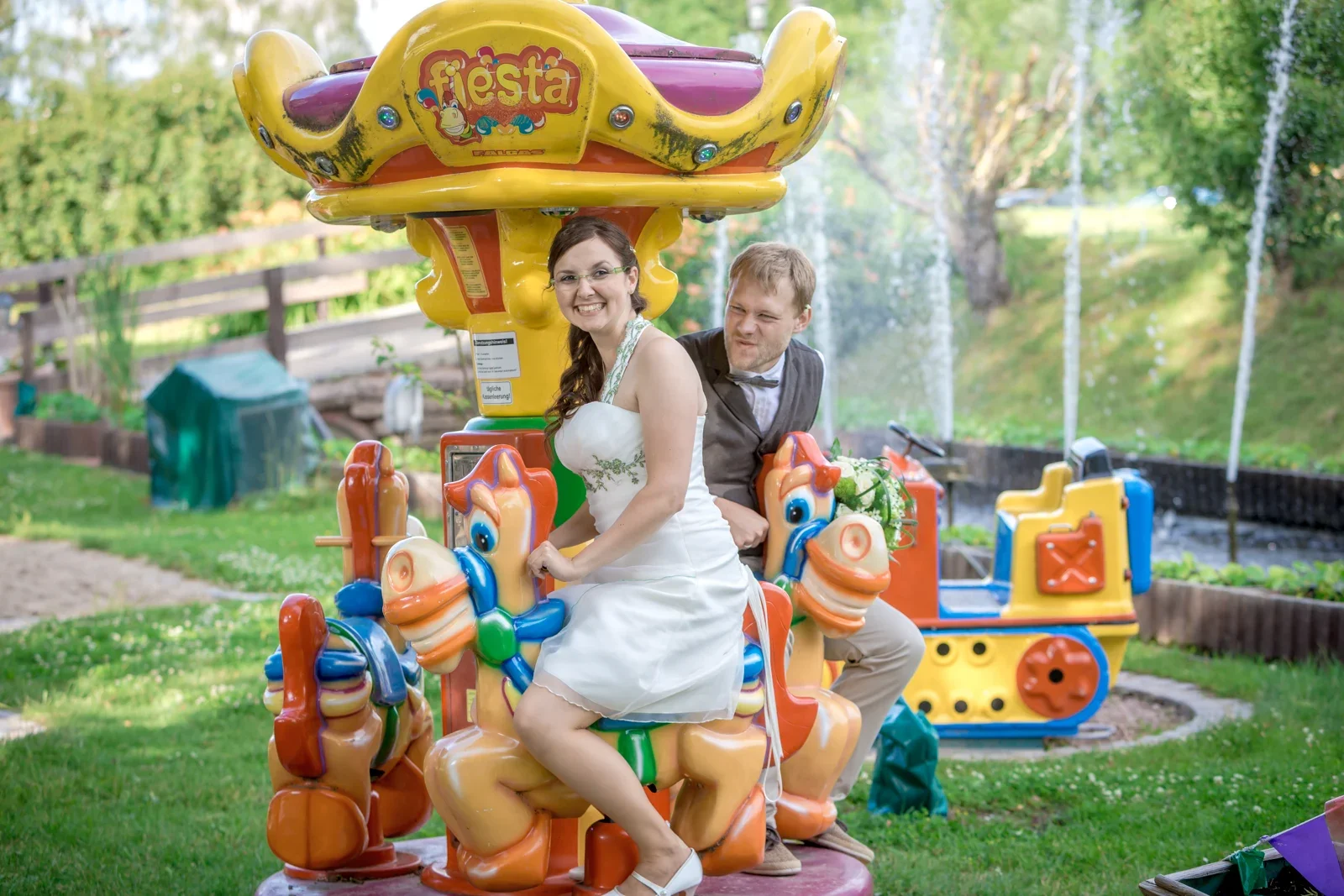 Ein kurzer Ausflug aufs Kinderkarussell – Hochzeit von Robert und Christina in Großpaschleben