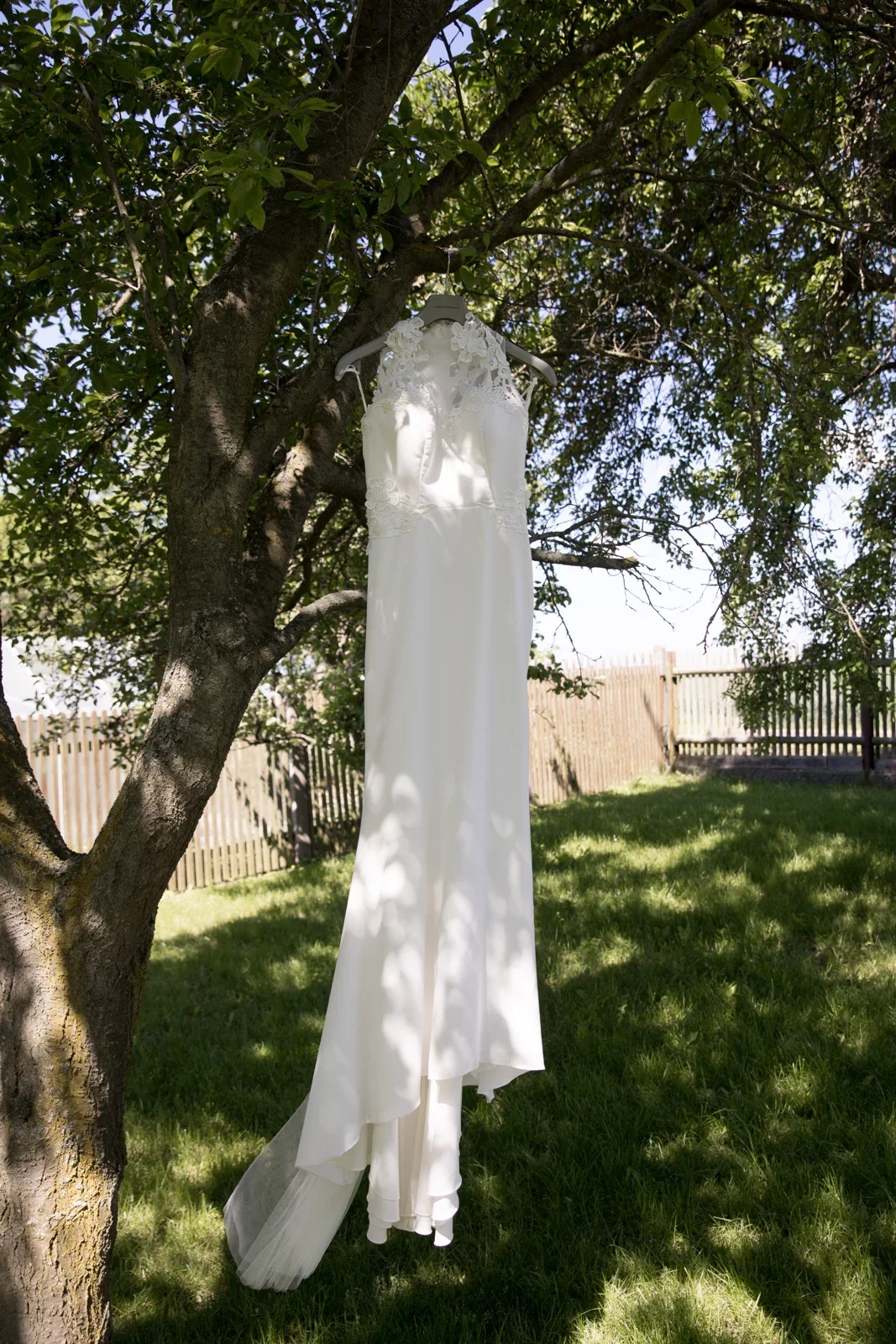 Das Brautkleid wartet im Garten – Hochzeit von Katja und Ulrick in Großrettbach