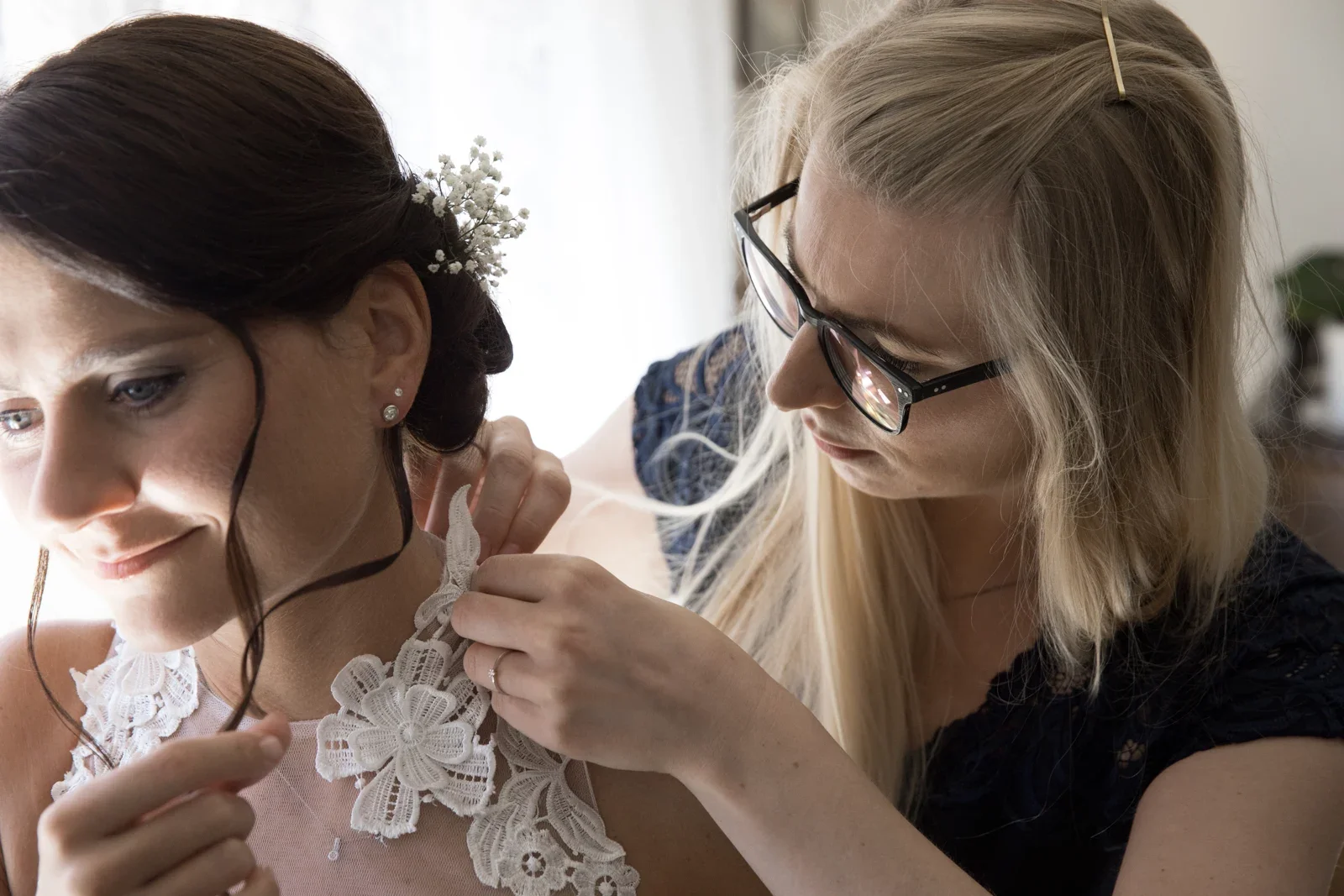 Katja bekommt Hilfe beim Anziehen – Hochzeit von Katja und Ulrick in Großrettbach