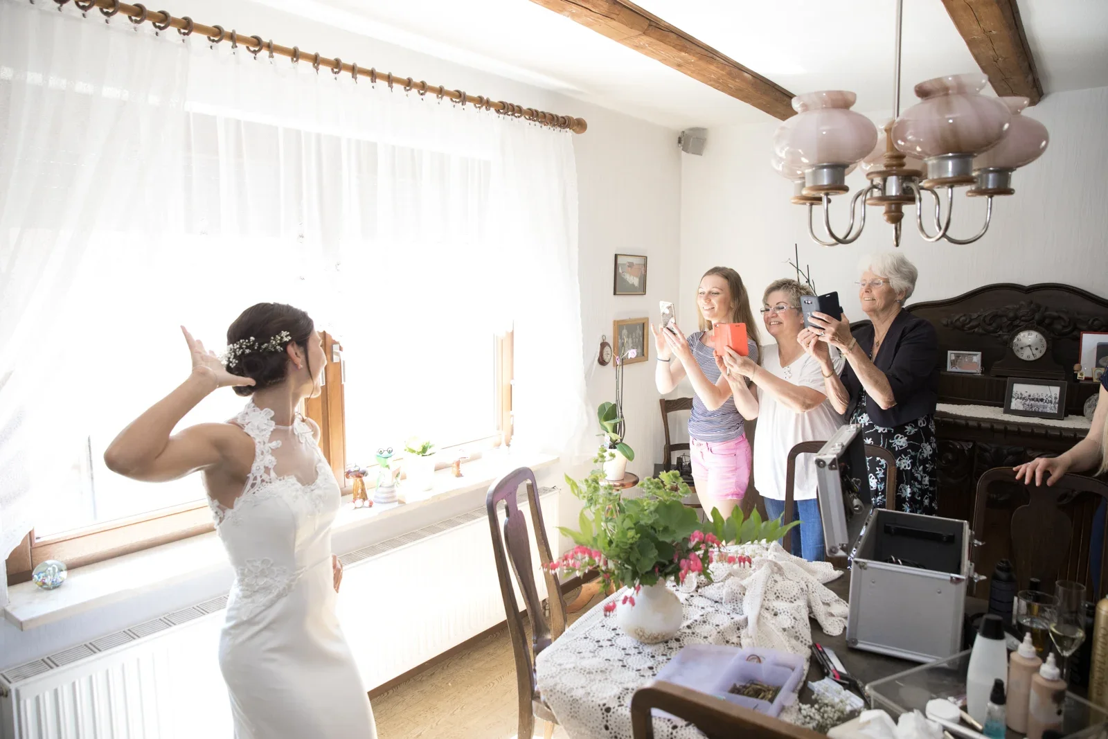 Die letzten Handgriffe vor der Trauung – Hochzeit von Katja und Ulrick in Großrettbach