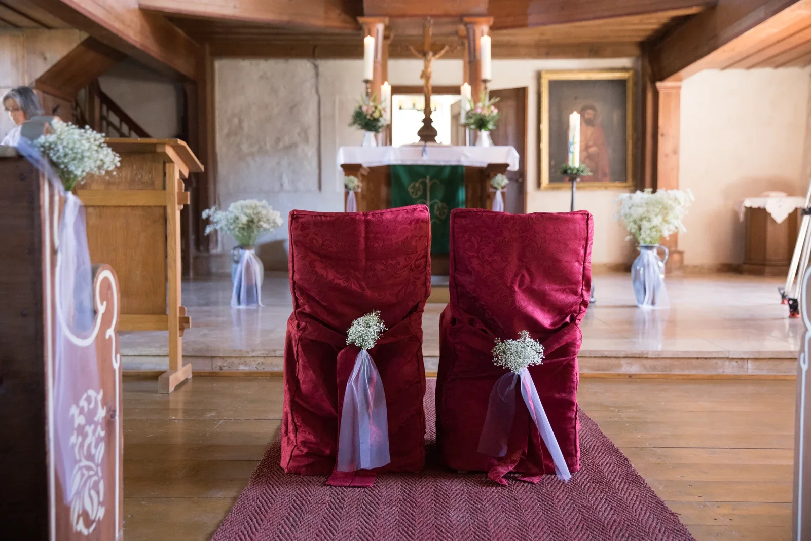 Die geschmückte Kirche St. Gotthard in Großrettbach – Hochzeit von Katja und Ulrick in Großrettbach