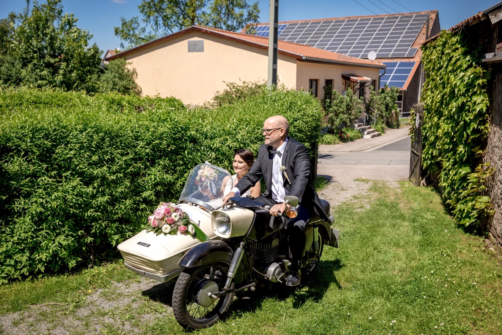 Katja und Ulrick kommen mit dem Motorradgespann – Hochzeit von Katja und Ulrick in Großrettbach