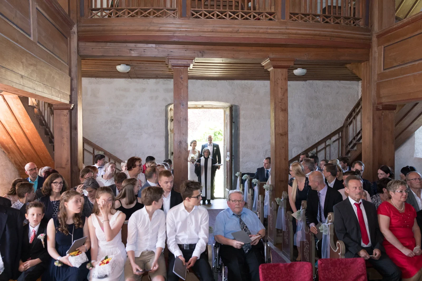 Die Hochzeitsgesellschaft wartet in der Kirche – Hochzeit von Katja und Ulrick in Großrettbach