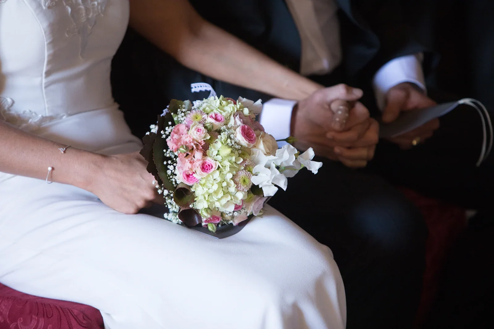 Hand in Hand während der Trauung – Hochzeit von Katja und Ulrick in Großrettbach