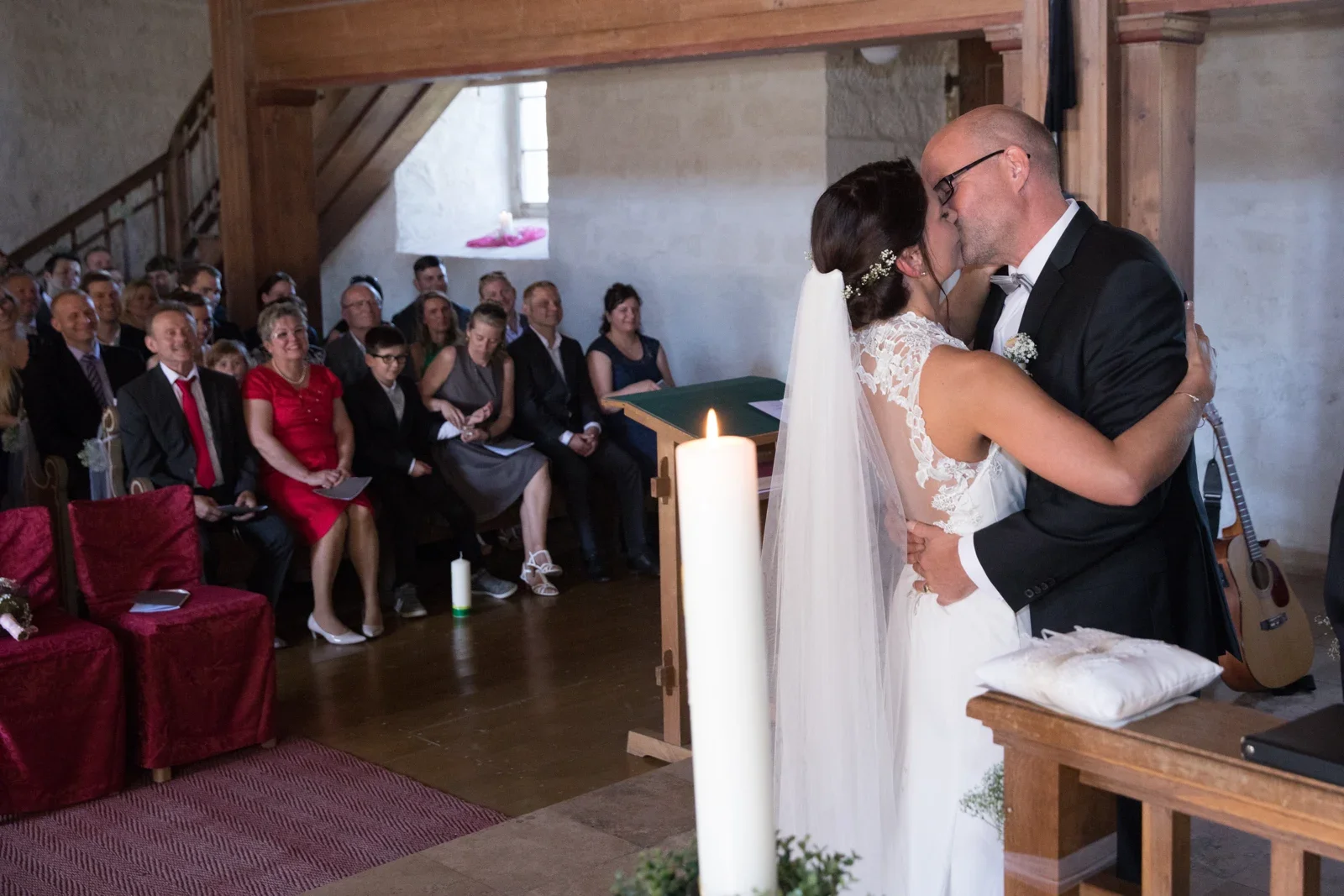 Ein Kuss während der Trauung – Hochzeit von Katja und Ulrick in Großrettbach