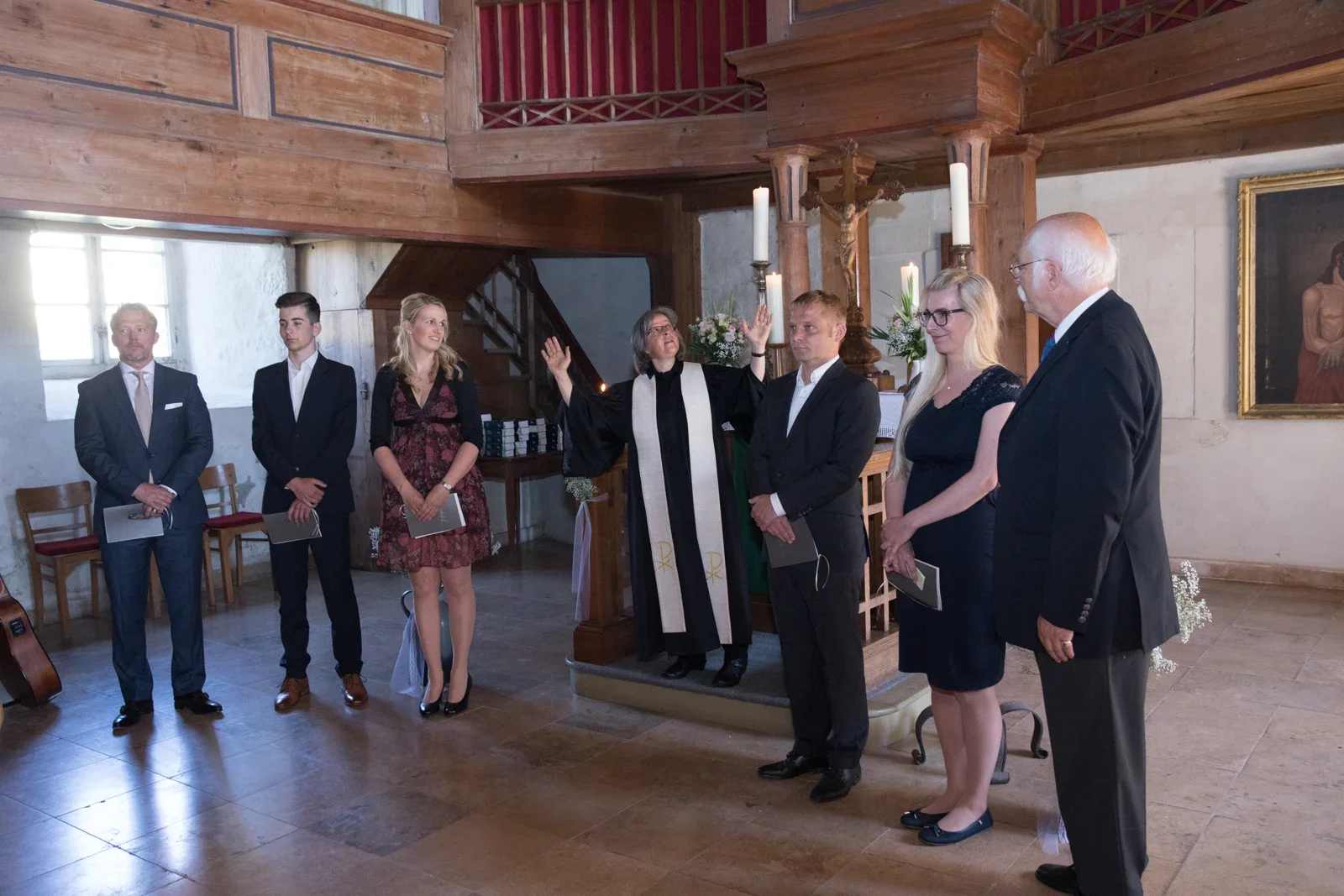 Gemeinsam mit den Gästen in der Kirche – Hochzeit von Katja und Ulrick in Großrettbach