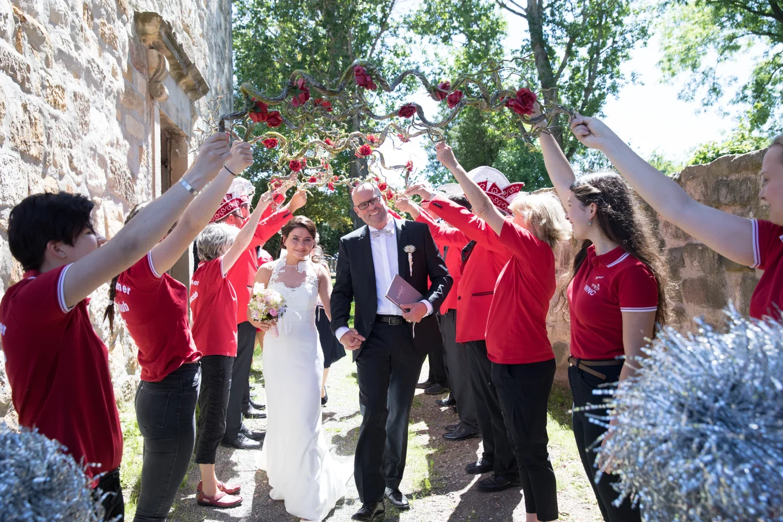 Das Brautpaar wird vor der Kirche empfangen – Hochzeit von Katja und Ulrick in Großrettbach