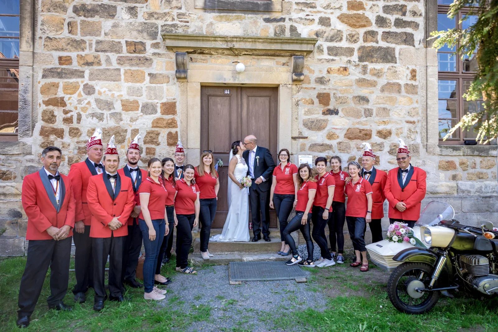 Ein Gruppenfoto vor St. Gotthard – Hochzeit von Katja und Ulrick in Großrettbach