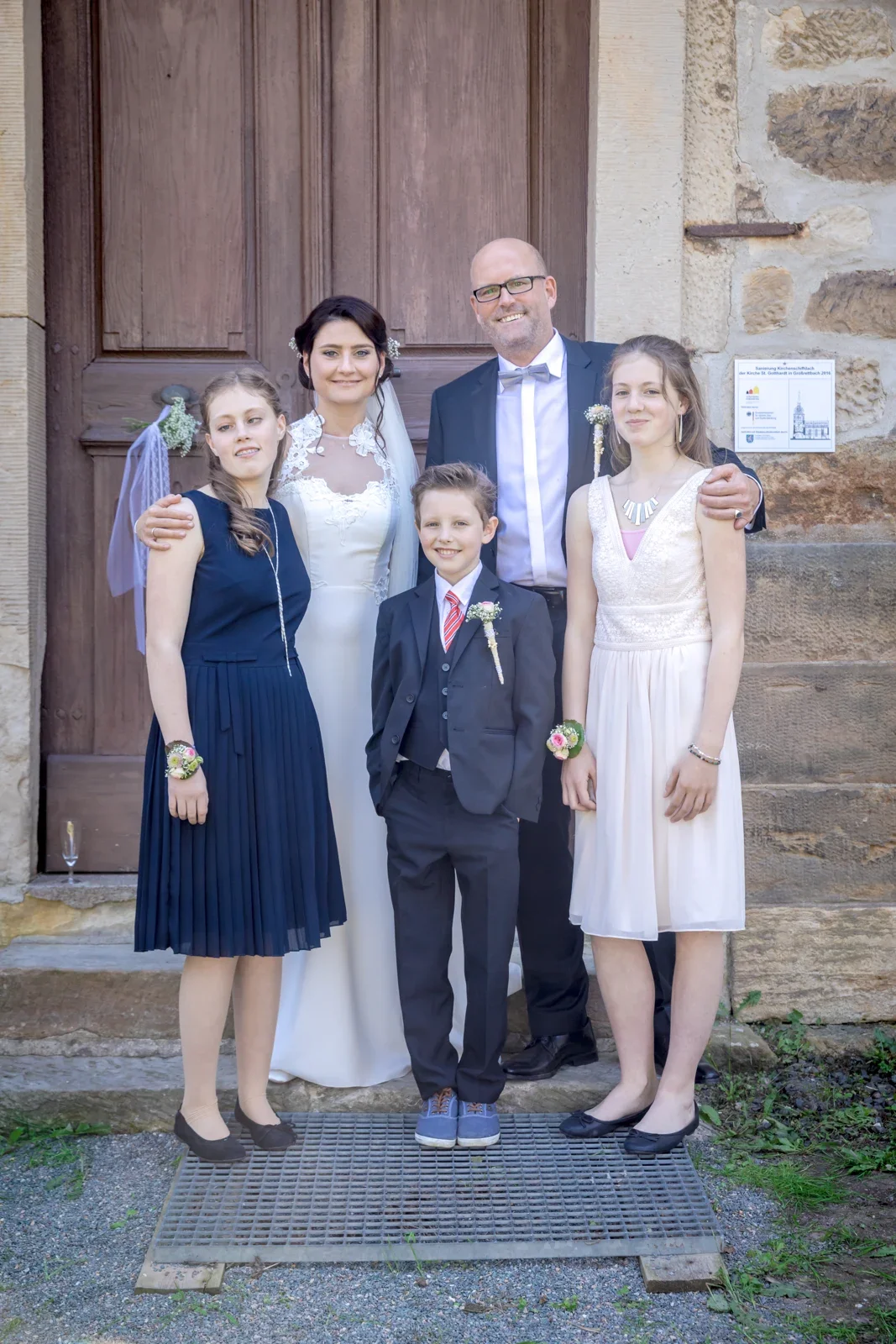 Ein Erinnerungsfoto vor dem Kirchenportal – Hochzeit von Katja und Ulrick in Großrettbach