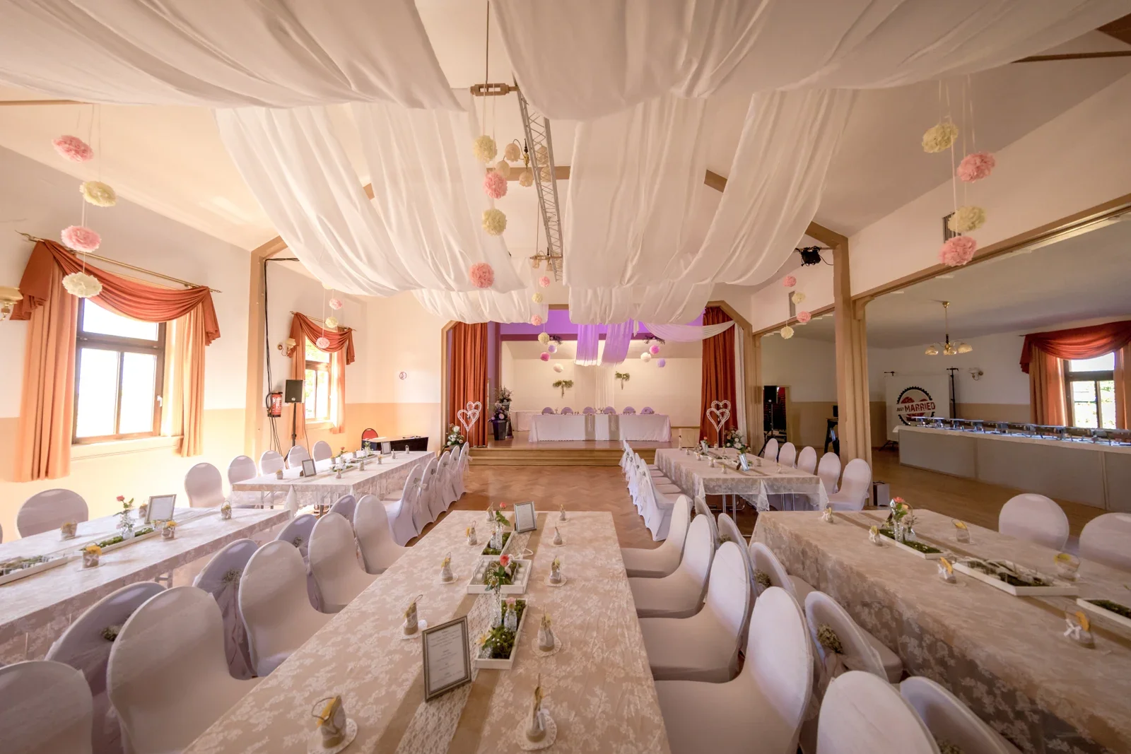 Der festlich geschmückte Gemeindesaal – Hochzeit von Katja und Ulrick in Großrettbach